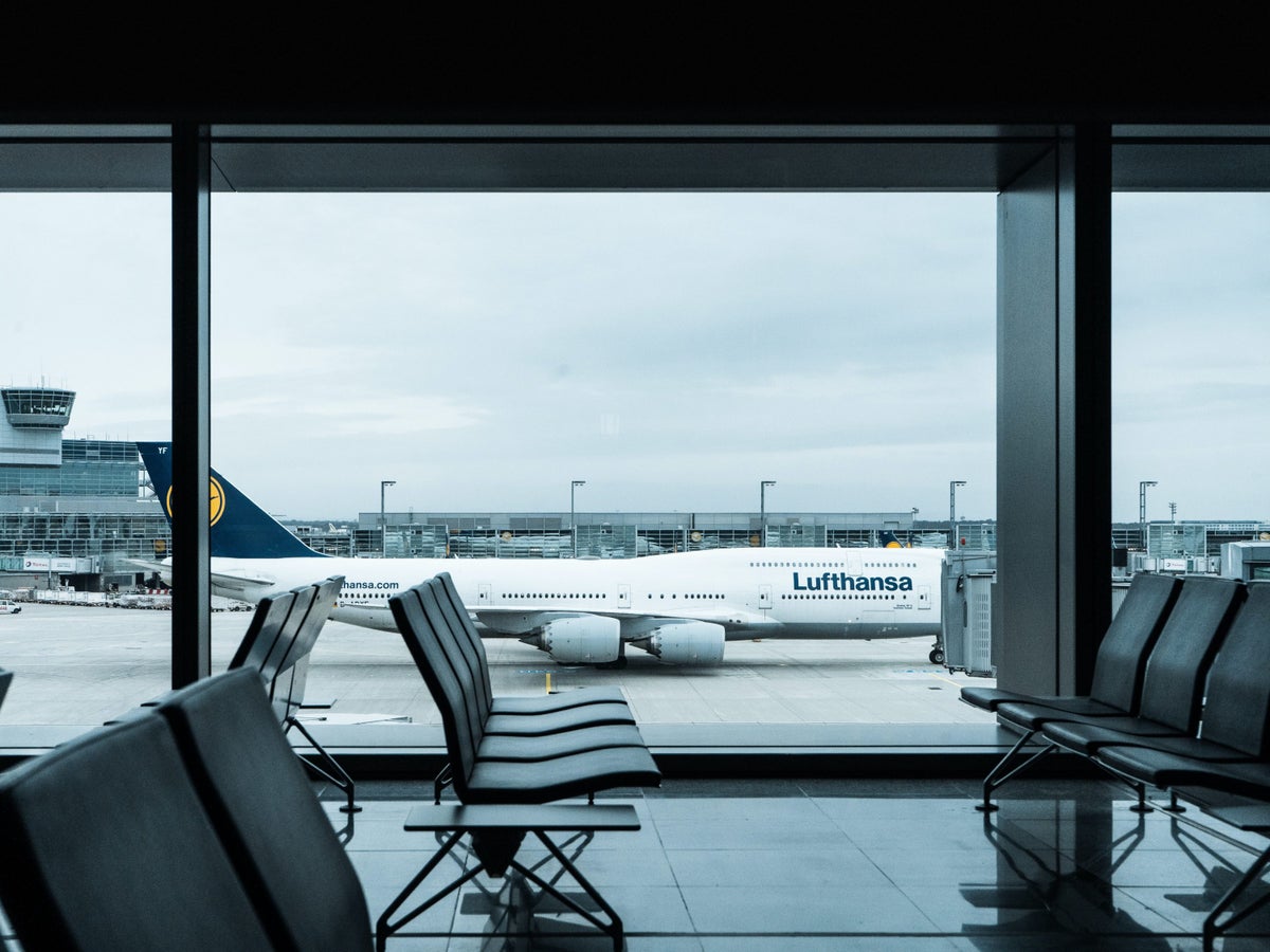 Lufthansa Review – Seats, Amenities, Customer Service, Baggage Fees & More