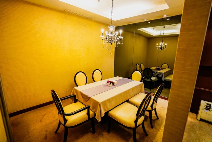 Thai Airways Royal First Lounge Dining Table for 6