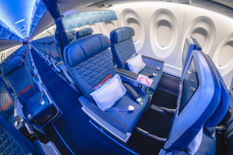 The 10 Best Domestic First and Business Class Airlines [2023]