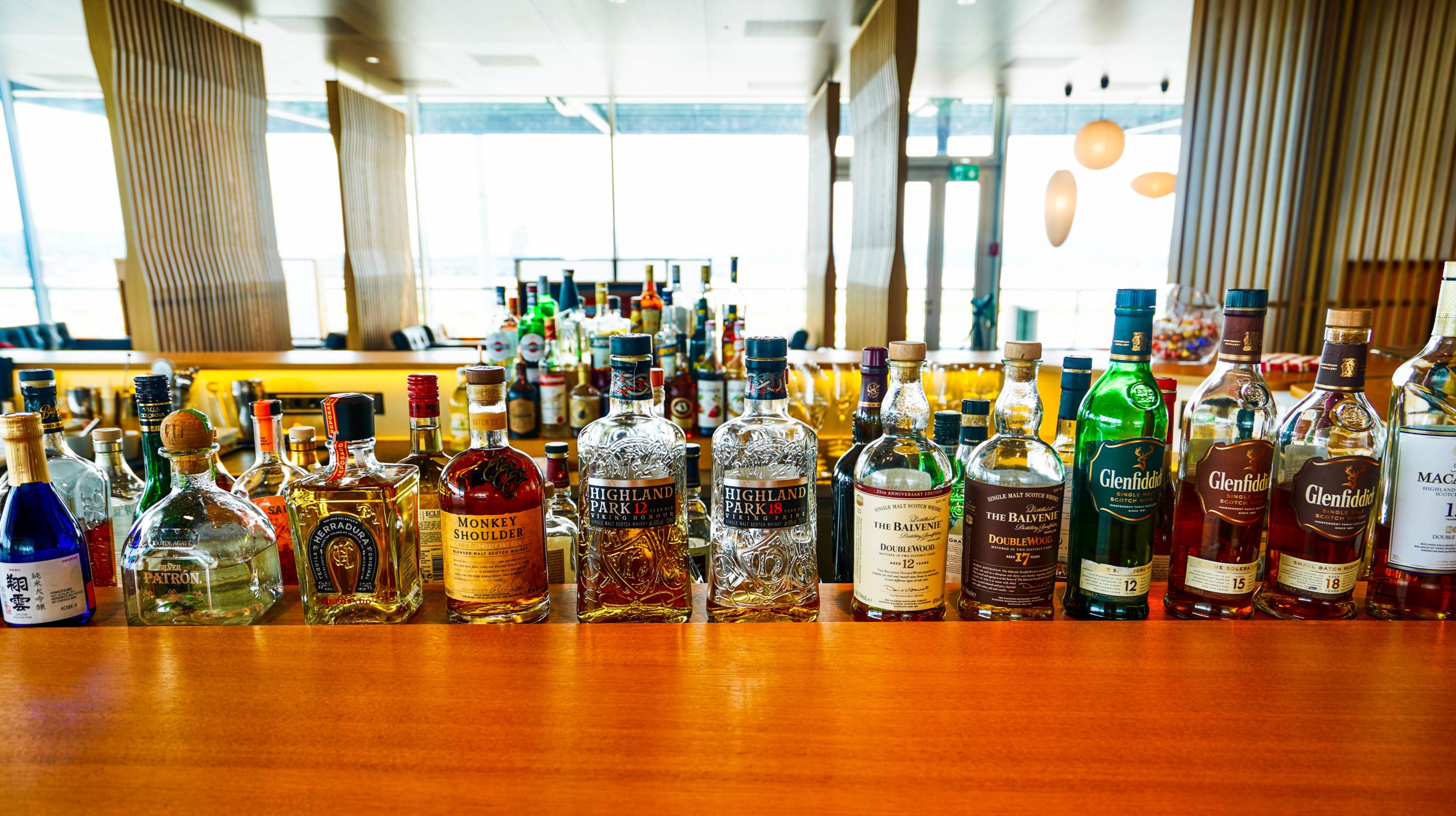SWISS Air First Class Lounge Main bar 1 SWISS Air First Class Lounge Main bar 1
