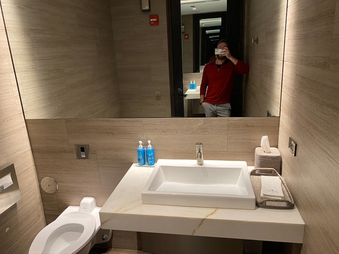 United Polaris Lounge ORD Bathroom