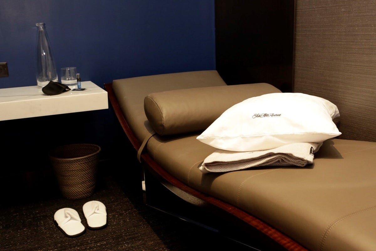 United Polaris Lounge ORD Daybed
