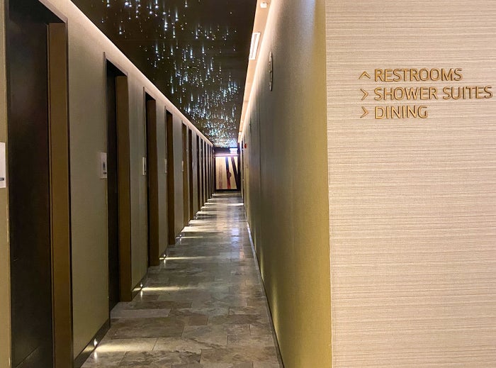 United Polaris Lounge ORD Hallways Star