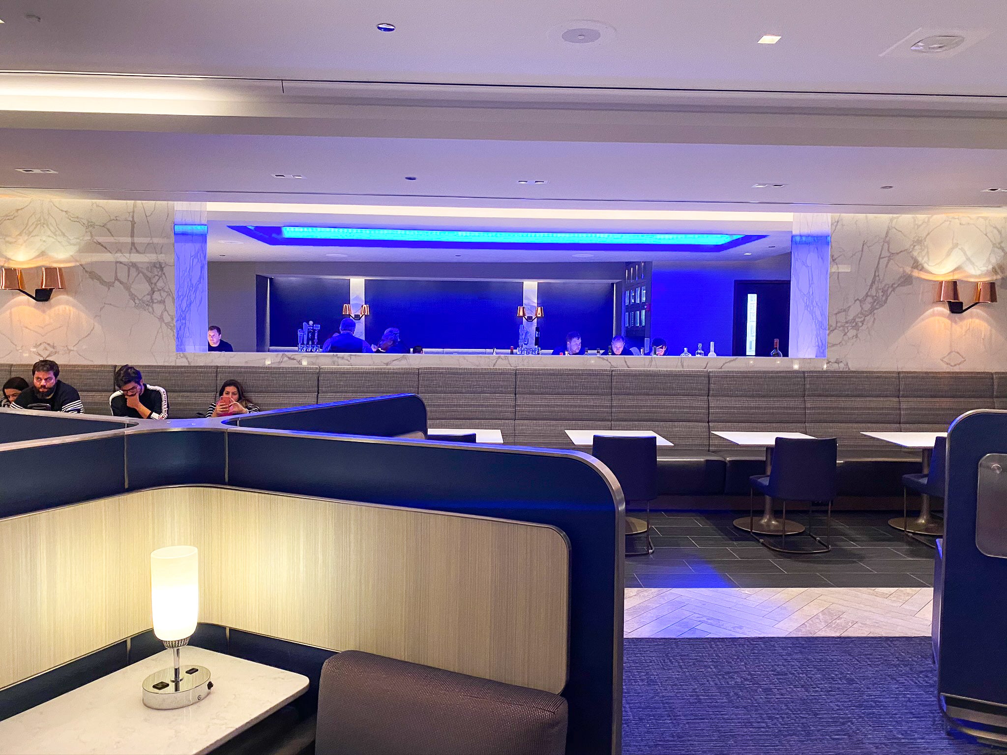 inside-united-s-gorgeous-new-polaris-lounge-in-chicago-view-from-the-wing