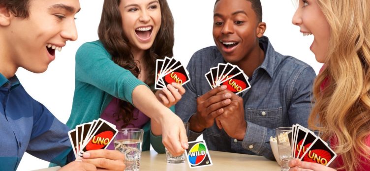 friends play uno card game