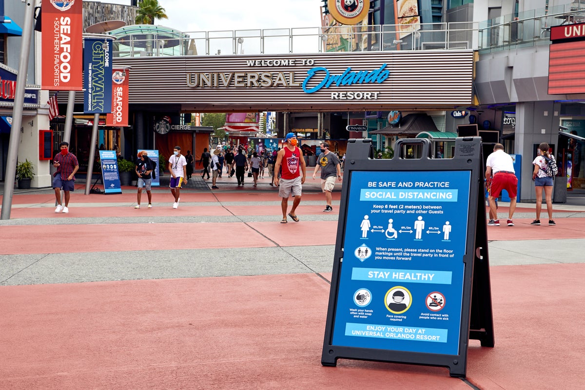 Universal Orlando Social Distancing Entrance Sign