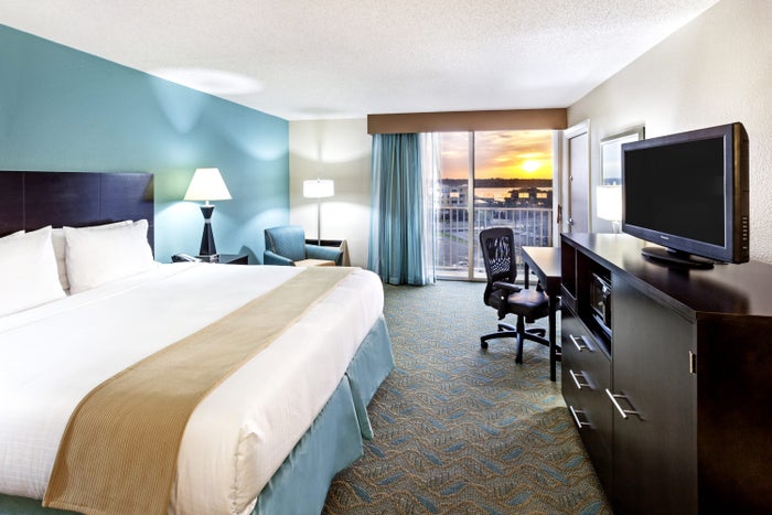 Holiday Inn Express Charleston Downtown Medical Area King Room