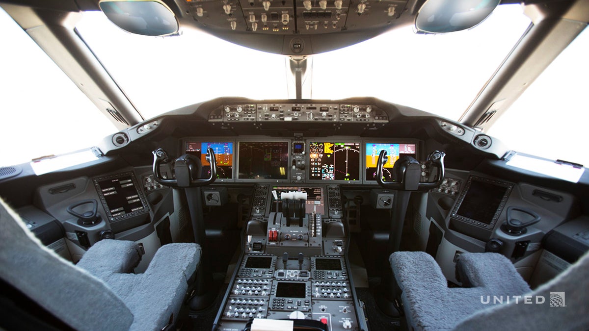 United Boeing 787 Dreamliner Aircraft Cockpit