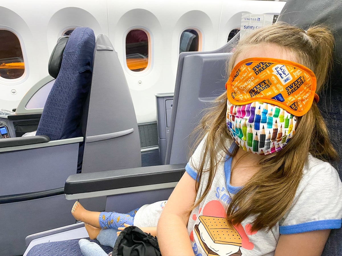Face and eye mask in United Boeing 787 Dreamliner Polaris Business Class