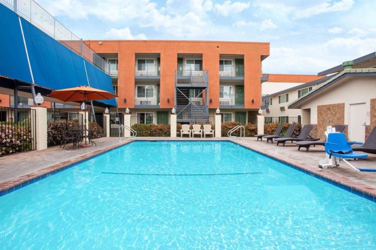 Travelodge Inn Suites by Wyndham Anaheim on Disneyland Drive Pool Travelodge Inn Suites by Wyndham Anaheim on Disneyland Drive Pool