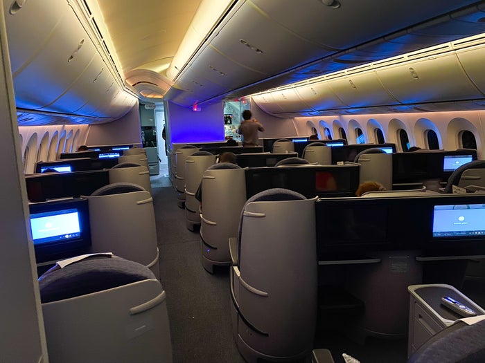 United Boeing 787 Dreamliner Polaris Business Class at night