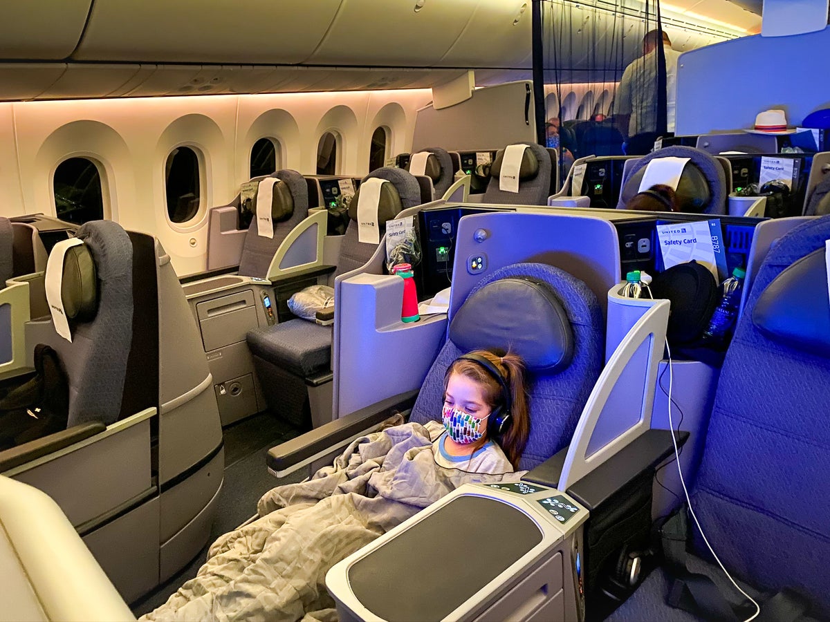 United Boeing 787 Dreamliner Polaris Business Class evening