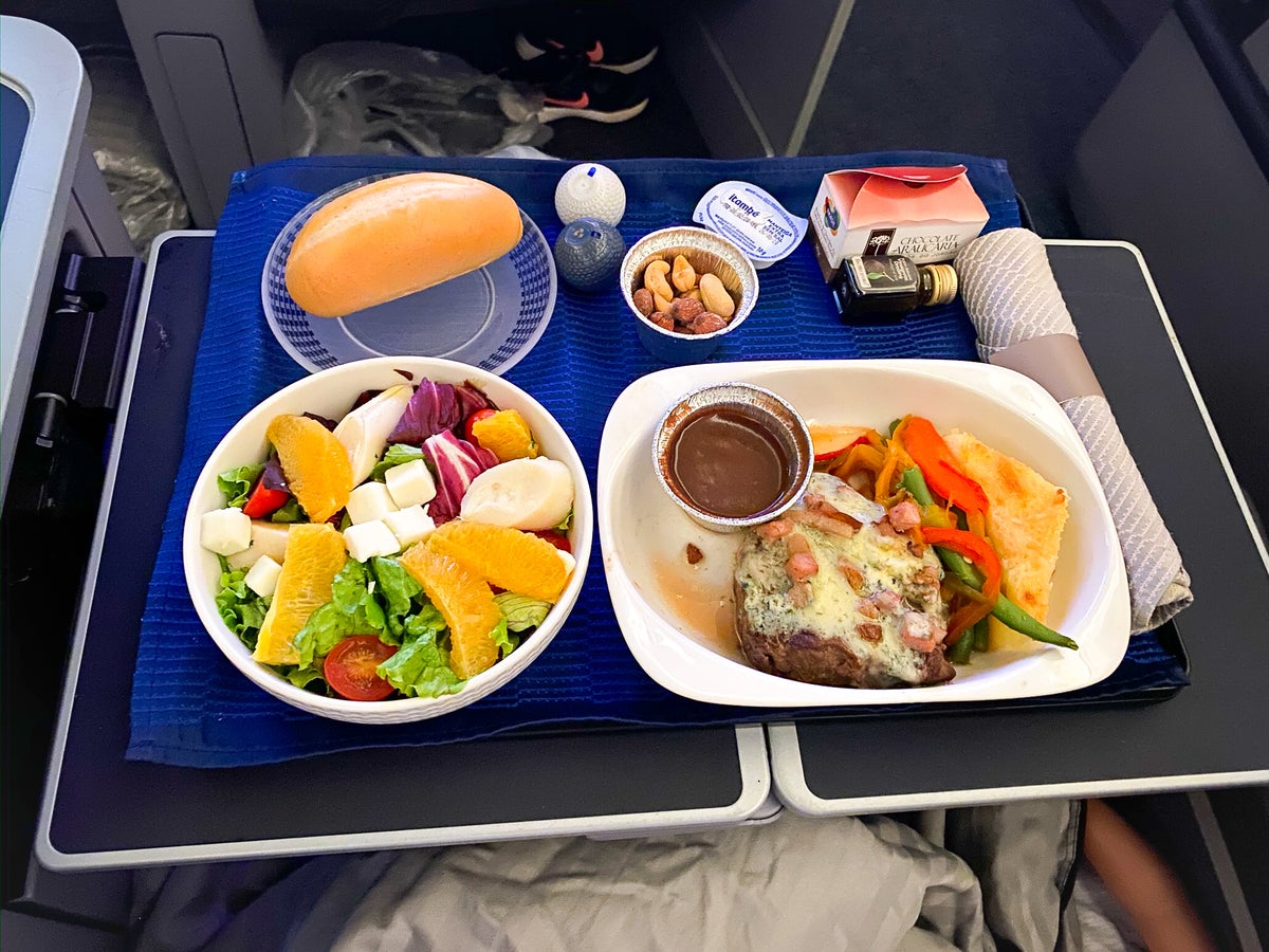 United Boeing 787 Dreamliner Polaris Business Class steak meal