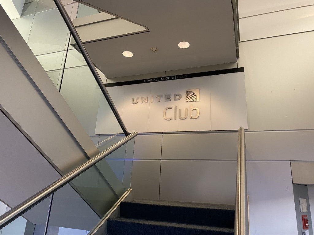 United Club EWR stairs