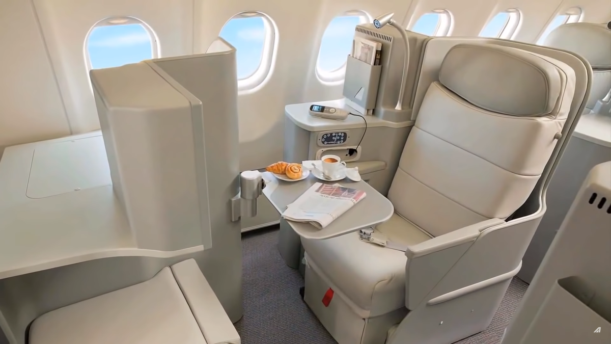 Alitalia 777-200 business class