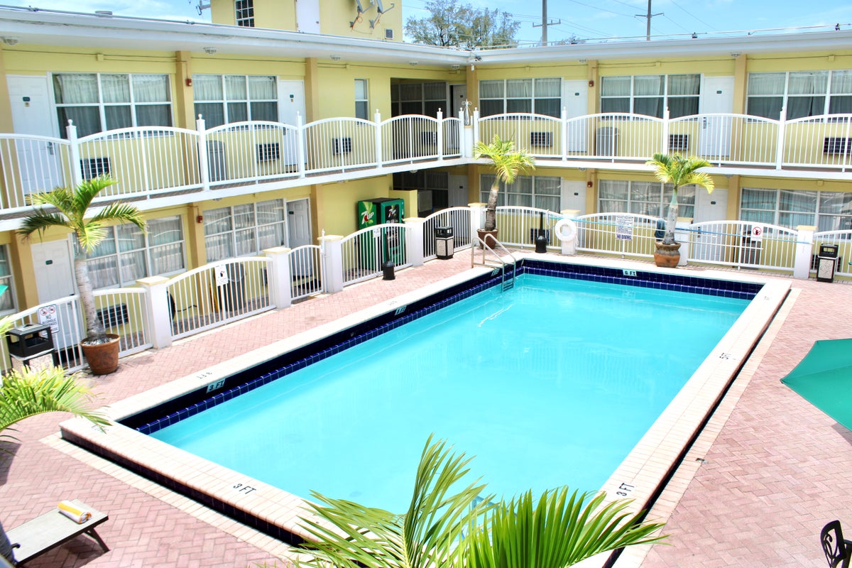 Beach Place Hotel