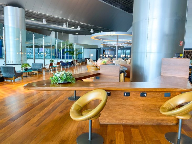Star Alliance Lounge GRU bar seating Star Alliance Lounge GRU bar seating