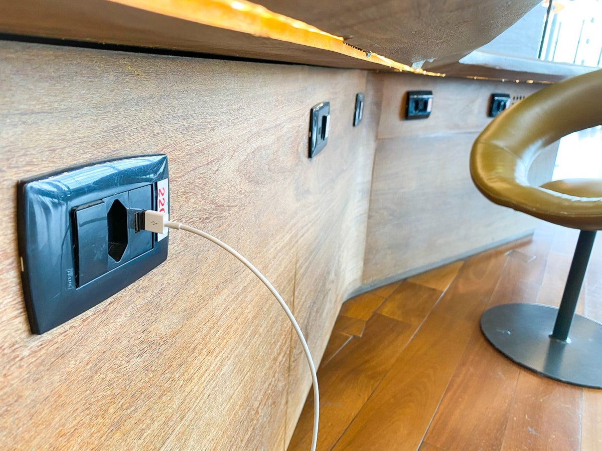 Espaço Banco Safra Lounge GRU power outlets USB