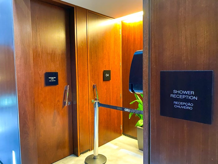Espaço Banco Safra Lounge GRU showers
