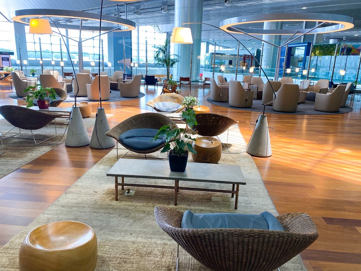 Espaço Banco Safra Lounge GRU tables