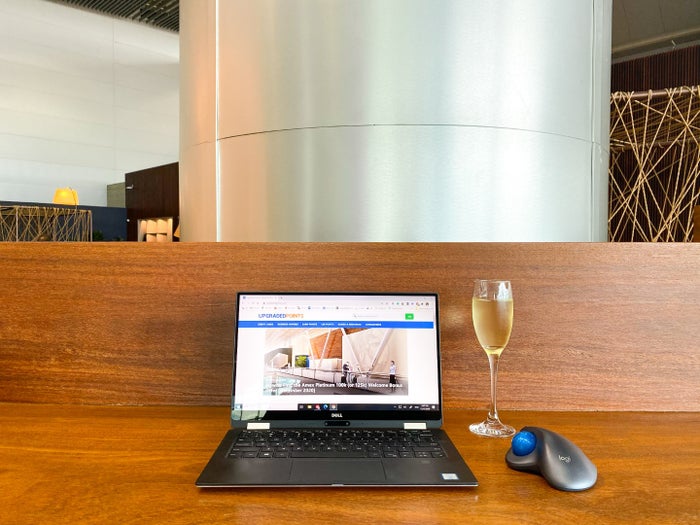 Espaço Banco Safra Lounge GRU working at the bar