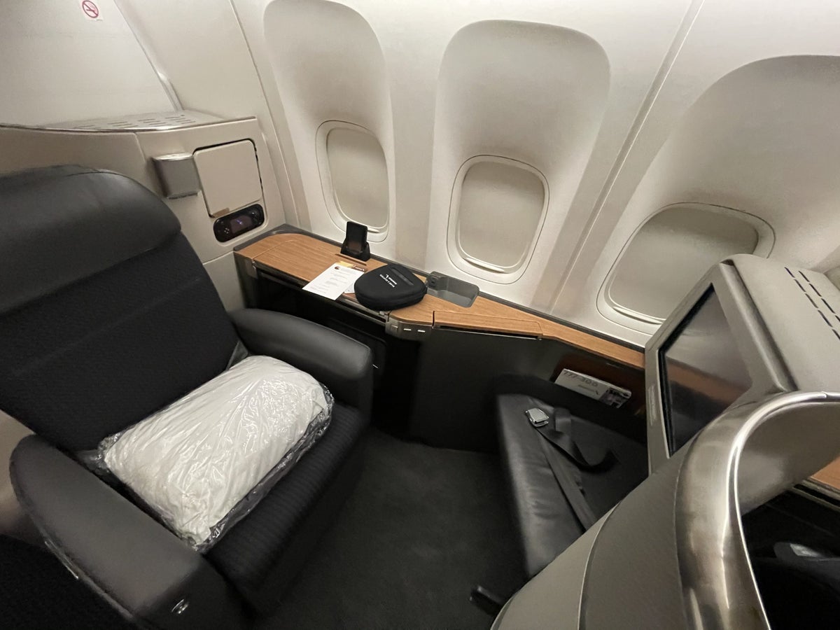 American Airlines Boeing 777-300ER Business Class Review [HNL to DFW]