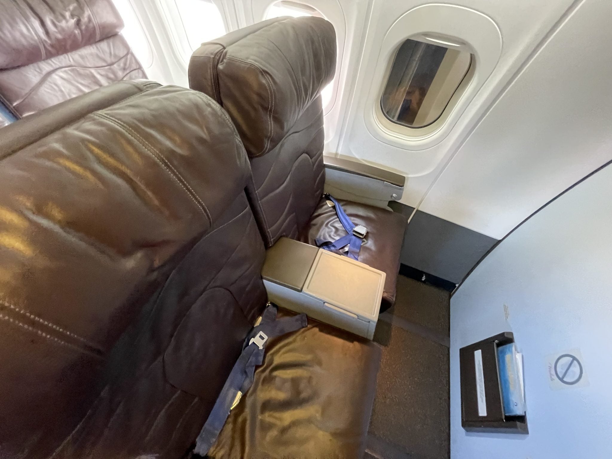 Bulkhead Seating: The Pros & Cons [Includes Airline Guide]