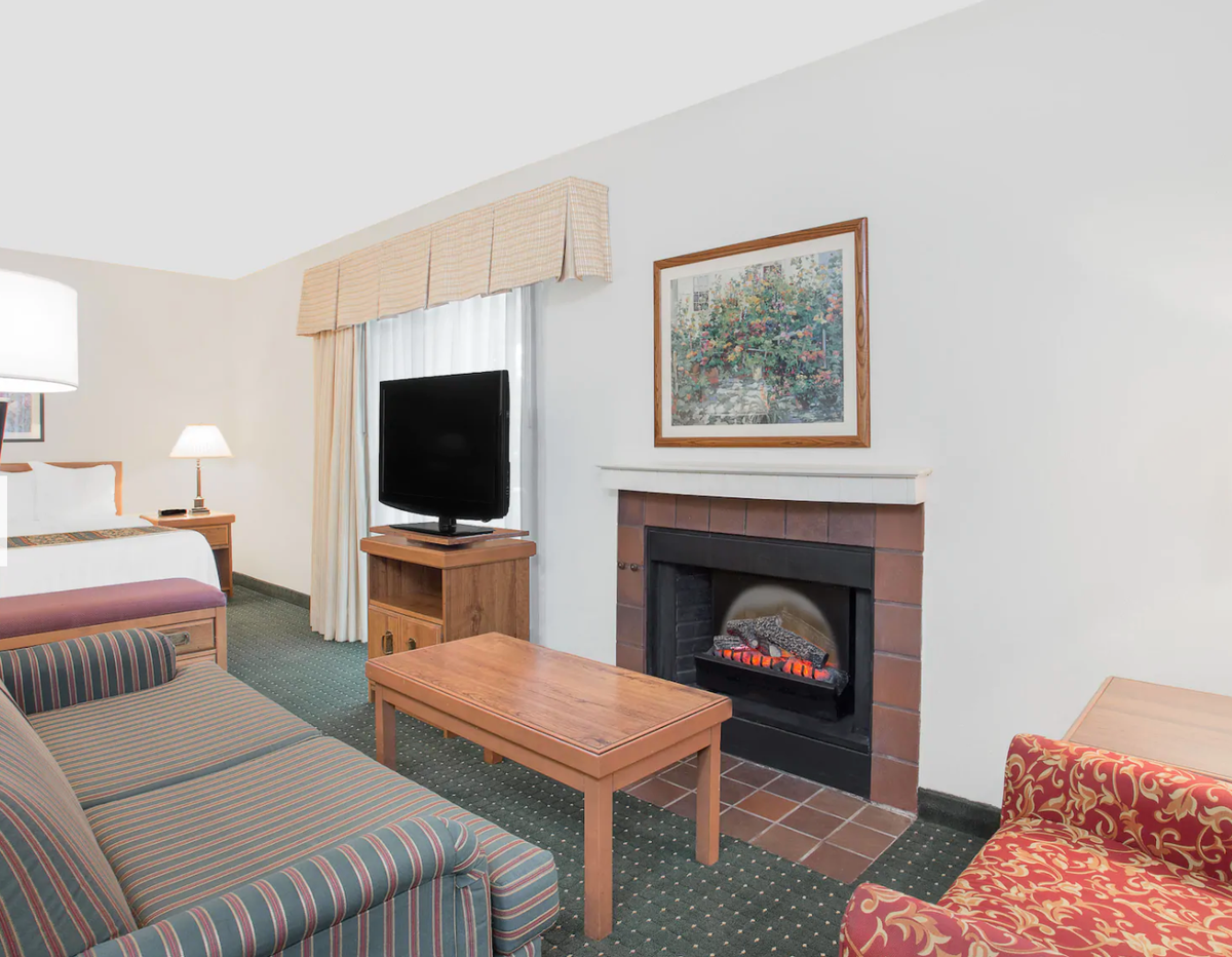 Hawthorn Suites by Wyndham Green Bay Fireplace Suite