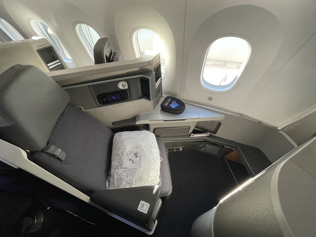 American Airlines Boeing 787 First Class Review [PHX to OGG]