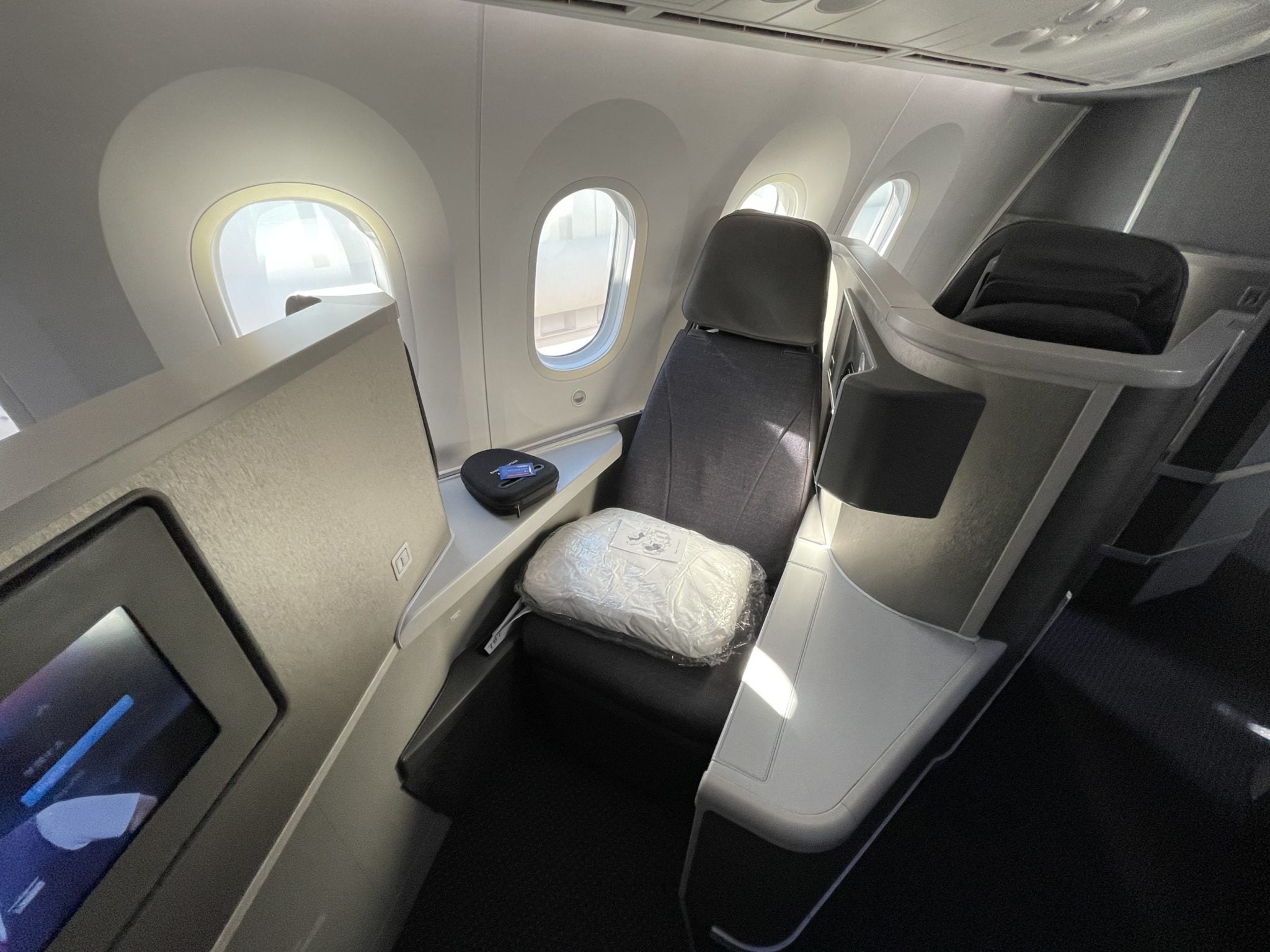 American Airlines Boeing 787 First Class Review [PHX to OGG]