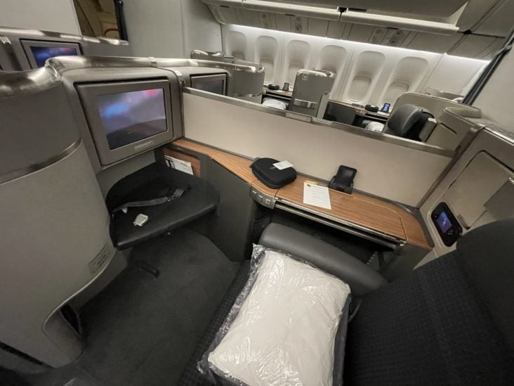 AA First Class Cabin Overview AA First Class Cabin Overview