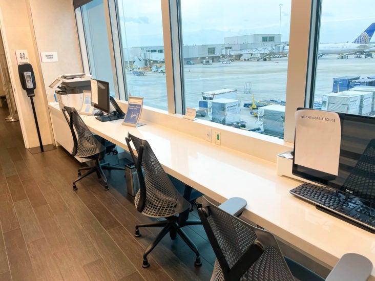 American Airlines Admirals Club at Orlando MCO business center American Airlines Admirals Club at Orlando MCO business center