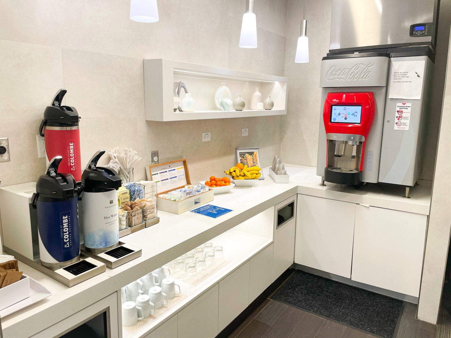 Admirals Club Lounge at Orlando MCO Airport [Full Review]