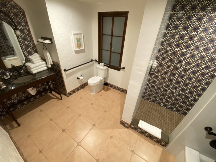 Mar Monte King Corner Premium Bathroom