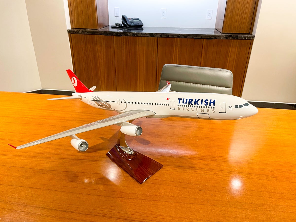 Turkish Lounge Miami Airbus A340 model airplane