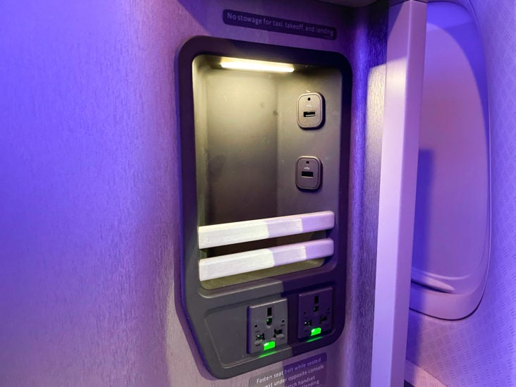 American Airlines 777 Flagship Business Class Storage American Airlines 777 Flagship Business Class Storage