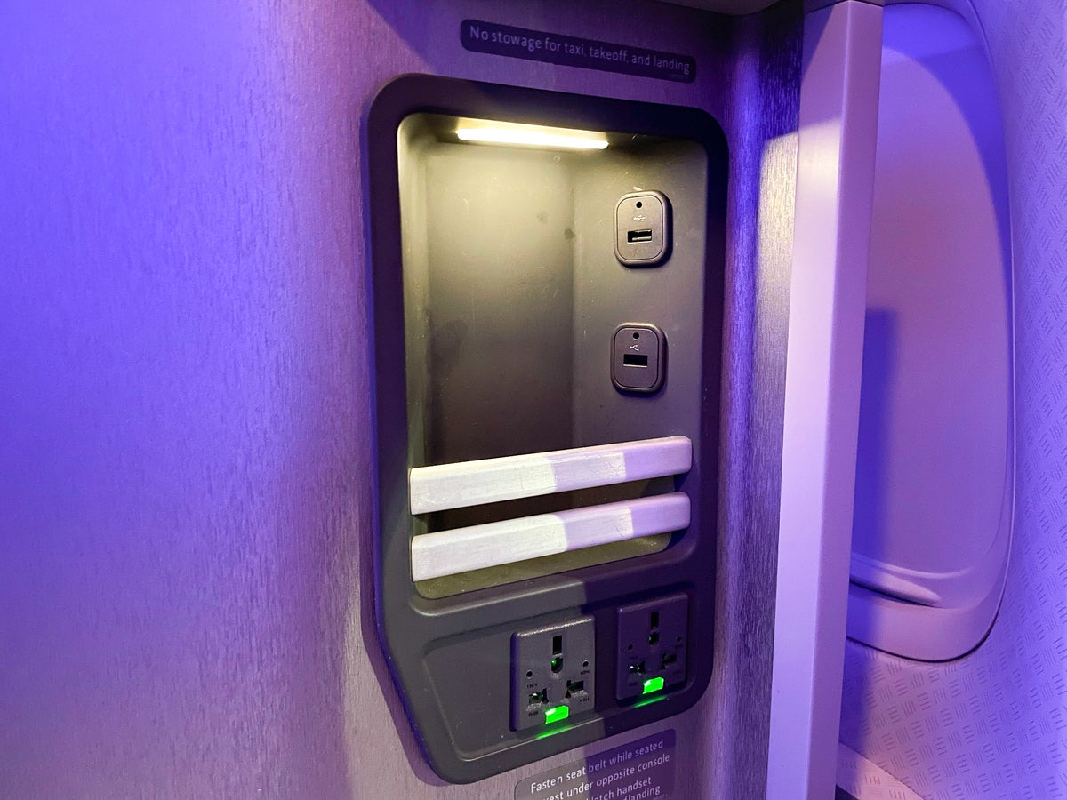 American Airlines 777 Flagship Business Class Storage