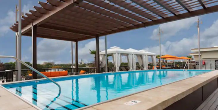 Rooftop pool and bar at Homewood Suites Savannah Rooftop pool and bar at Homewood Suites Savannah