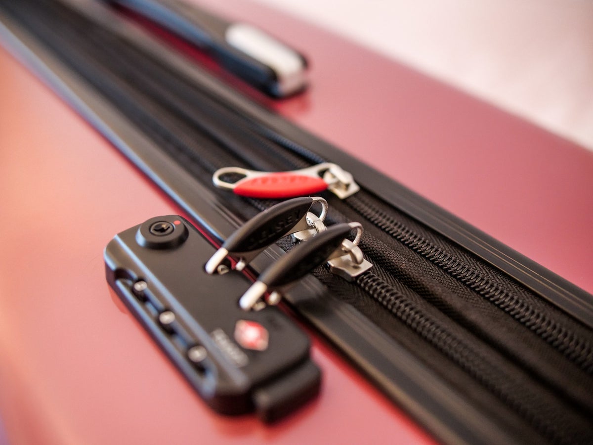 Hardsize luggage zips