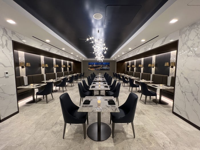 The Best Credit Cards for United Airlines Flyers in 2026 [Lounges, Upgrades, Priority Boarding & More]