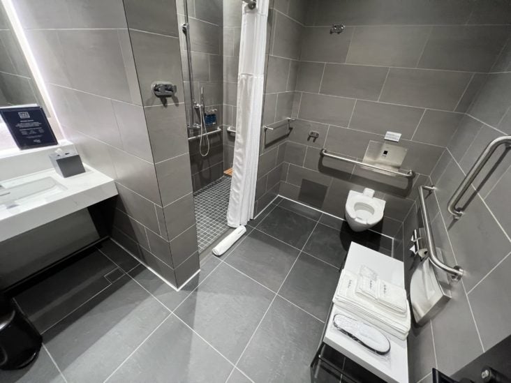 IAD Polaris Lounge Shower IAD Polaris Lounge Shower