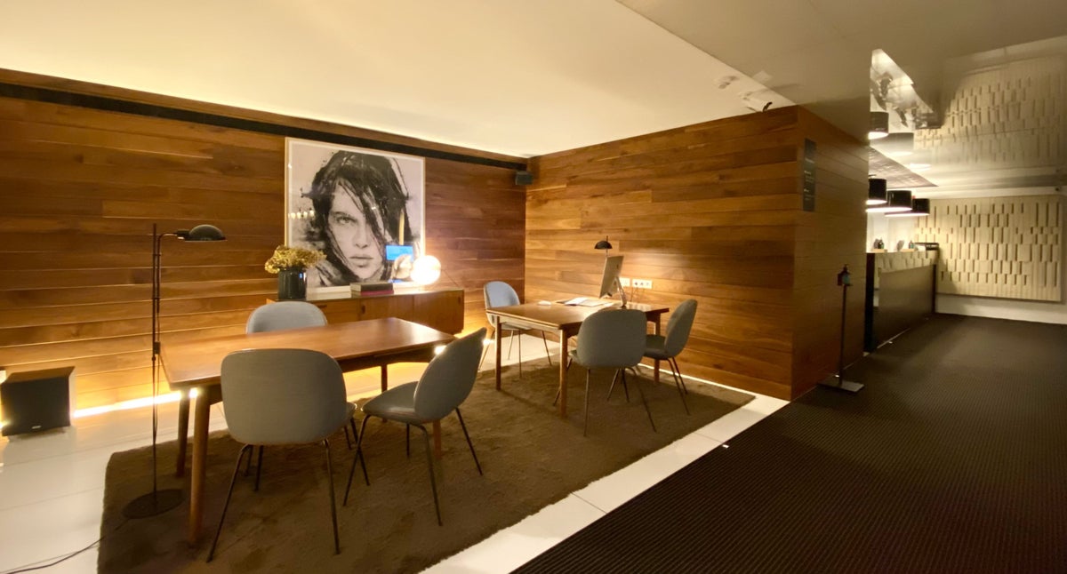 Alexandra Hotel Barcelona Curio Collection by Hilton work stations and reception