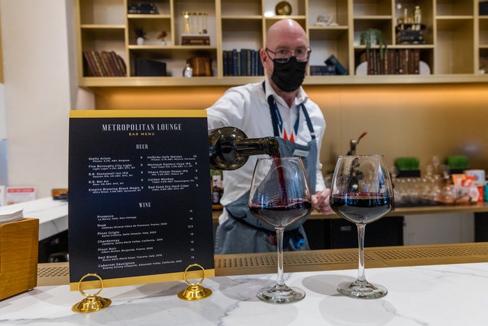 Amtrak Opens Full-Service Bar at Metropolitan Lounge in NYC