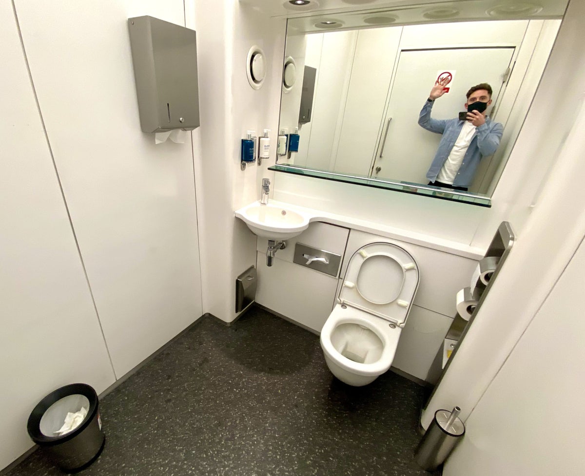 British Airways Club Europe A380 Heathrow Terminal 5 Galleries North Lounge restroom