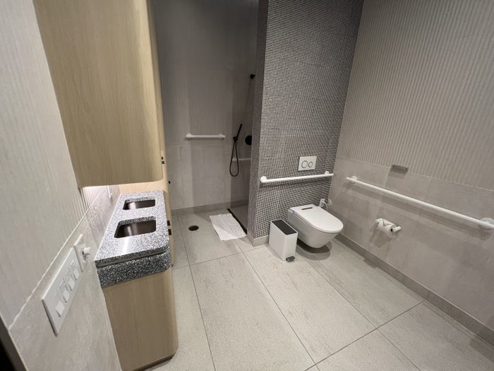 Capital One Lounge DFW Shower