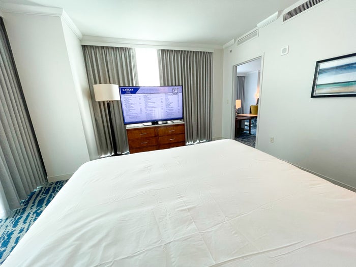 Hyatt Regency Orlando bed and tv