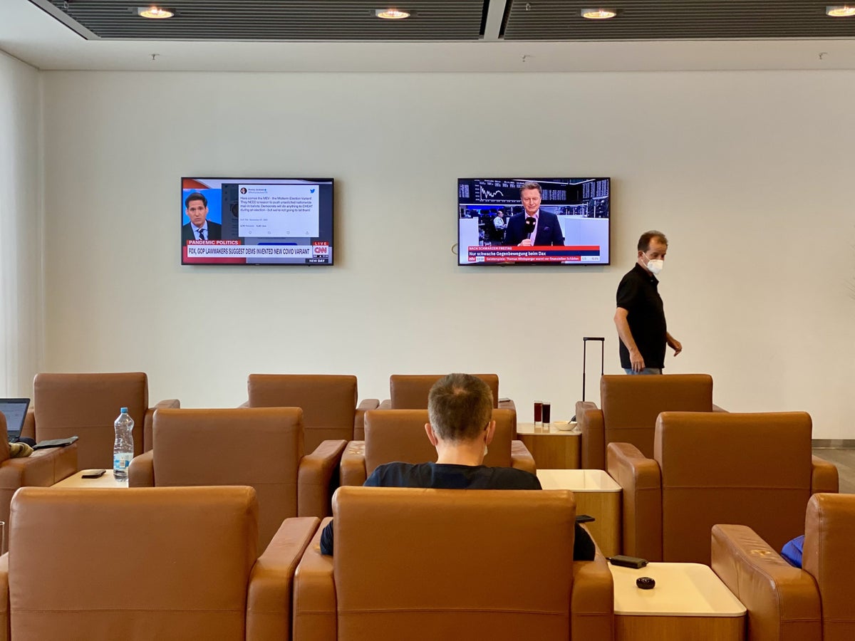 Lufthansa Senator Lounge B Frankfurt TV area