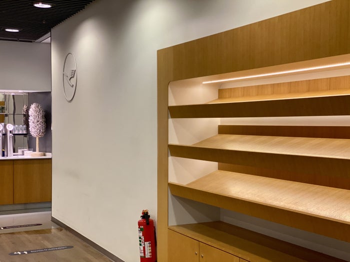 Lufthansa Senator Lounge B Frankfurt empty bookshelves