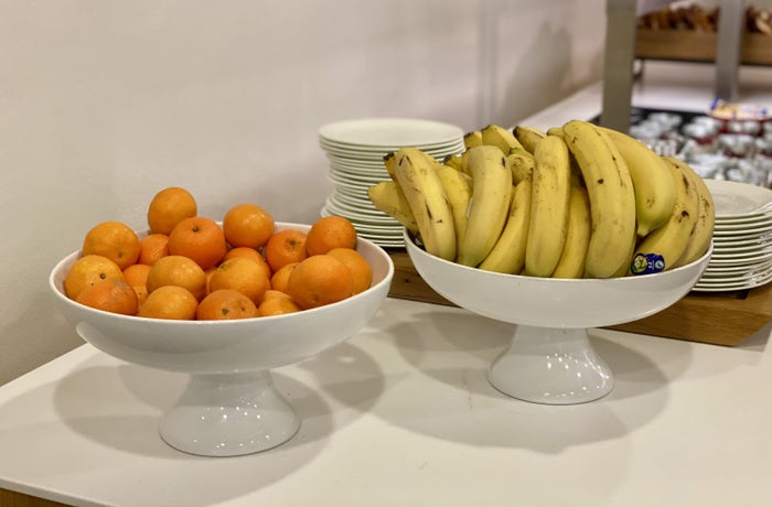 Lufthansa Senator Lounge B Frankfurt fruit
