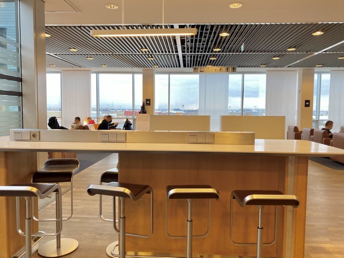 Lufthansa Senator Lounge B Frankfurt high stool seating